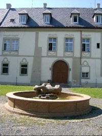 Zámek s fontánou: zadní trakt zámku a fontána