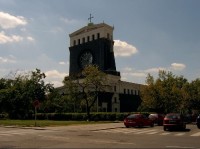 Kostel Nejsvětějšího Srdce Páně - Praha Vinohrady: pohled od křižovatky lucemburská x Milešovská