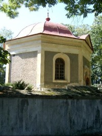 Kaple: kaple na severu obce u silnice vedoucí na Starý Plzenec
