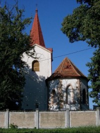 Kostel Sv.Filipa a Jakuba: Kostel Sv.Filipa a Jakuba - Při jižním boku presbytáře stojí nízká věž, v jejímž přízemí je sakristie. 