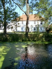 Rybník v obci: řeka Bradava, protékající obcí zásobuje v katastru obce dva rybníky