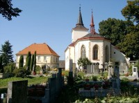 Kostel a hřbitov: Hřbitov u kostela Nanebevzetí; Hlavní oltář kostela je pseudorenesanční, obraz Nanebevzetí Panny Marie maloval Zikmund Rudl.