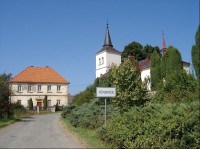 Obec z jihovýchodu: pohled z jihovýchodu obce - kostel Nanebevzetí Panny Marie 