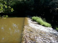Přeliv rybníka: Za přelivem tvoří potok peřeje a vodopád končící v jezírku. 