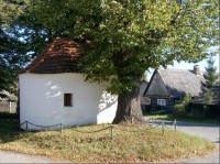 Kaple na návsi: kaplička, jejíž stáří se dosud nepodařilo určit, avšak jednoznačně je to nejstarší stavba vesnice