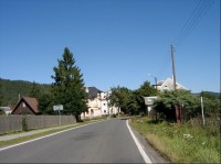 Obec Hroznětín: obec od východu, ze silnice č.221