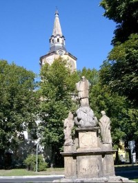 kostel: Ve městě se nachází kostel se zbytky románské věže, který byl do dnešní podoby přestaven v 18.století J.J.Spanigerem. 