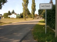 Obec Mešno: obec z jižní strany