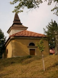 Kaple sv. Floriána: Kaple sv. Floriána byla postavena roku 1838 na náklad obecních důchodů a 18. listopadu toho roku byla posvěcena lidickým farářem Janem Bezděkou, slánským vikářem. 
