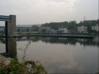 Elektrárna: Na pravém břehu navazuje na jez budova vodní elektrárny. 