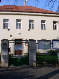 Obecní úřad: budova obecního úřadu poblíž kostela Sv. Jana Křtitele