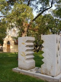 Židovský památník: v blízkosti kostela Sv. Jana Křtitele a obecního úřadu