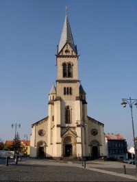 Kostel Nanebevzetí: dominanta náměstí Starosty Pavla