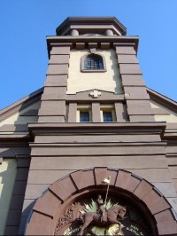 Průčelí s reliéfem: průčelí kostela, nad vchodem reliéf Sv.Václava