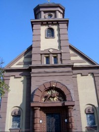 Průčelí kostela: západní orientace; pohled z Vašíčkovy ulice