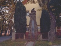 Památník padlým: v blízkosti kostela