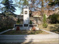 Památník padlým: památník u kostela
