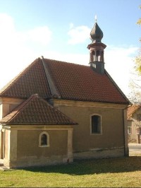 Kaple: Roku 1765 si doberšti občané postavili otevřenou kapličku a zasvětili ji Nalezení svatého Kříže. Roku 1816 byla kaplička nadstavěna a zvětšena do nynější podoby. Vysvěcená byla v roce 1817.