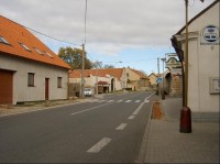 Hlavní komunikace v obci: centrum obce, restaurace Sokolovna a zastávka autobusu
