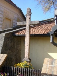 Křížek: křížek před kostelem v Karlštejně