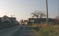 Z východu: obec z východu, ze silnice na Kněževes