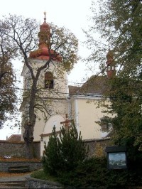 Farní kostel svatého Lukáše: Je postavený v jednoduchém barokním slohu a nynější podobu má asi z prvé poloviny 18.století. 