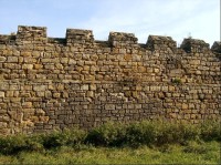 Stupňovité hradby: u vodního hradu