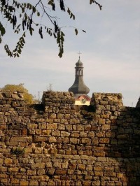 Věž za hradbami: věž kostela v Budyni nad Ohří