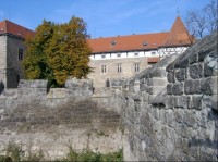 hradby hradu: Hradby vinoucí se kolem celého hradu, se stýkali s obrannými zdmi města (o síle 1,7 m) a zmíněné dva vchody, měli zdvihací most.
