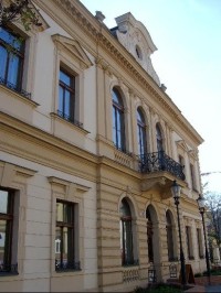 Čelo budovy: V prosinci 2003 skončila rekonstrukce jednoho z historicky nejcennějších objektů v Berouně Duslovy vily, která je od roku 1924 ve vlastnictví města.  
