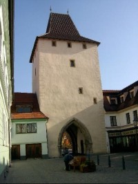 Od Husova náměstí: Gotická věž ze 14. století, tzv. Pražská (Dolní) brána, byla součástí městského opevnění a je jednou ze dvou berounských městských bran. 