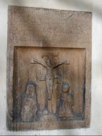 Reliéf na kostelní zdi: reliéf na jižní zdi kostela