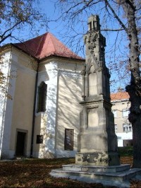 Sloup u kostela: Původně hřbitovní pozdně gotický Kostel Zvěstování Panny Marie byl postaven v roce 1525. 