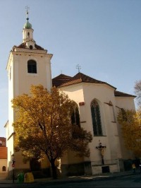 Kostel: Věž kostela byla přistavěna ve 14. století. 
