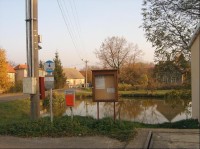 Autobusová zastávka: na návsi u rybníka, spojení do střediskové obce Jesenice