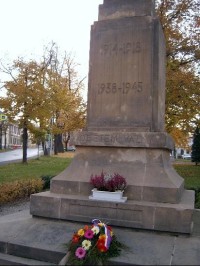 Památník obětem války: vysoký sloup na náměstí