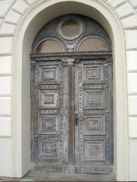 Zdobené dveře: jedny ze zdobených dveří do budovy