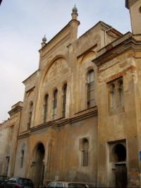 Židovská synagoga: Jednou z významných památek města je i židovská synagoga v Dlouhé ulici. Židovská obec v Žatci byla založena v r. 1864. Nárůst Židů ve městě je zaznamenán již po roce 1851, kdy se město stává postupně střediskem oblasti západního K