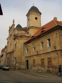 Synagoga - Žatec: V době stavby byl podíl židovského obyvatelstva ve městě asi šest procent. Okolo roku 1900 žilo v Žatci přibližně 1200 Židů. V průběhu tzv. Křišťálové noci, 9. listopadu 1938, bylo vnitřní vybavení synagogy vypáleno. I po světové vá