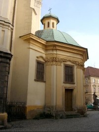 boční kaple: Boční kaple Jana Nepomuckého byla přistavěna mezi lety 1724 - 1728.