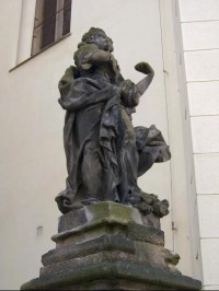 sochařská výzdova okolo chrámu: Většinu soch okolo kostela vytvořil v letech 1728-1729 žatecký sochař Jan Karel Vetter.