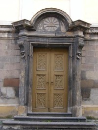 Zdobené dveře: západní strana chrámu