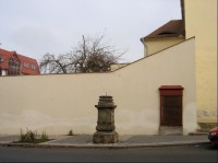 před klášterní zdí: U bývalé Červené brány byl v letech 1676-1684 vystavěn kapucínský klášter s kostelem Korunování P. Marie. 