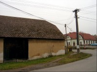 obec Okrouhlo: Okrouhlo leží v Sázavské rovině, 6 km severozápadně od Jílového. 