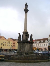 Morový sloup: Morový sloup v centru náměstí s pěticí kamenných soch.