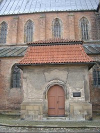ze severu: Gotický chrám byl postaven za krále Václava II. v letech 1282-1305 a byl původně zasvěcen sv. Mikuláši. 