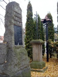 Pomník, kříž a zvonička