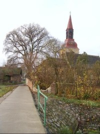 Kostel od severu: Pohled z cyklistické stezky Nymburk - Kovanice - Poděbrady.