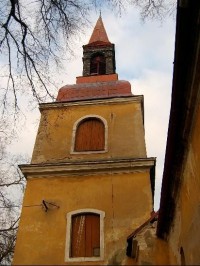 kostelní věž: Věž kostela Sv.Václava v kovanicích nepůvodní, přistavěná.