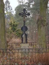Křížek na východě obce